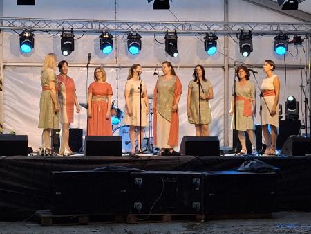 Skupina osmih ljudskih pevk z imenom Dečve